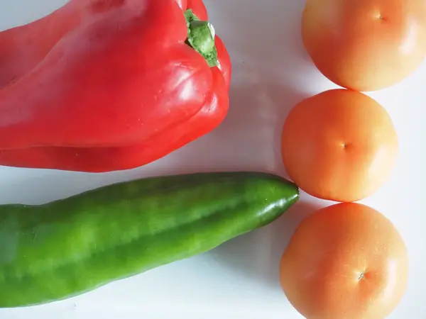 Tomates Rouges Vertes Sur Fond Blanc — Photo