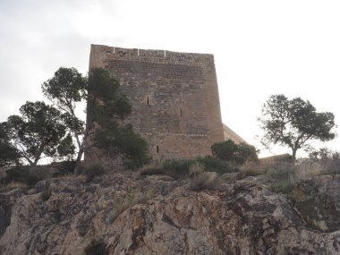 Büyük pencereli eski taş duvar