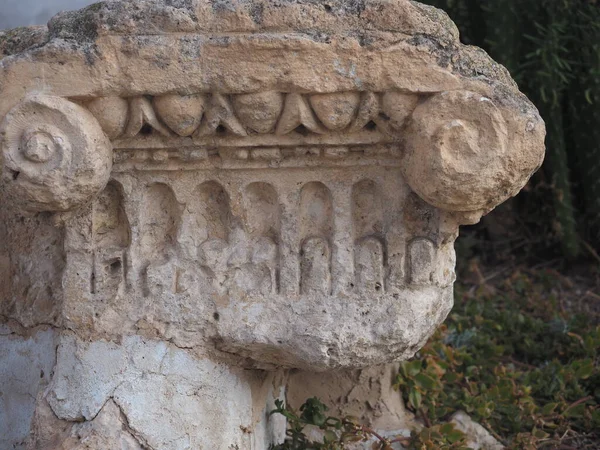 德尔斐的波洛神庙的古希腊柱 — 图库照片