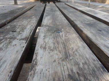 Parktaki eski ahşap masa.