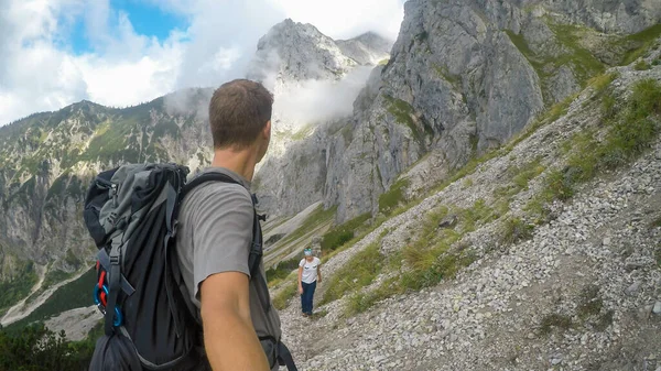 Backpacker Couple Hiking Austrian Alps Top Hochkogel Walking Landslide Area — Stock fotografie