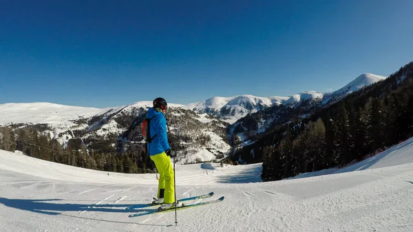Esquiador Con Traje Azul Verde Bajando Por Pista Esquí Innerkrems — Foto de Stock