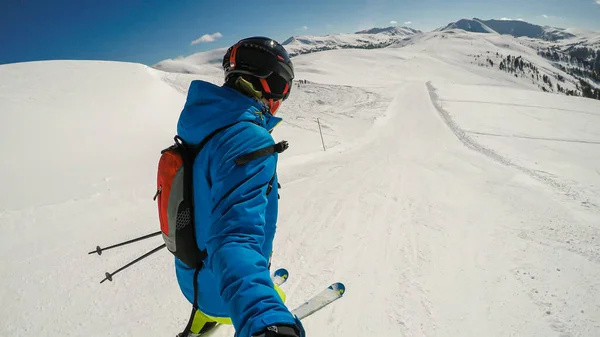Ένας Άνθρωπος Του Σκι Πολύχρωμα Ρούχα Που Παίρνει Μια Selfie — Φωτογραφία Αρχείου