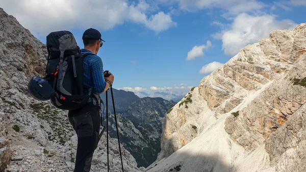Man Big Hiking Backpack Admiring View Stony Valley Italian Dolomites — Stock fotografie