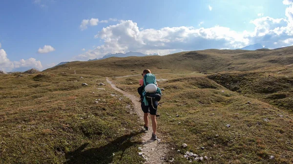 Woman Big Hiking Backpack Hiking Plateau High Italian Dolomites Golden — Stock fotografie