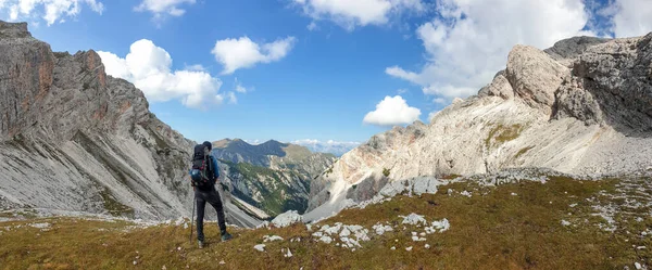 Muž Velkým Turistickým Batohem Obdivující Výhled Kamenité Údolí Italských Dolomitách — Stock fotografie