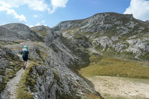 Žena Kráčející Náhorní Plošině Italských Dolomitech Kolem Jsou Vysoké Hory — Stock fotografie