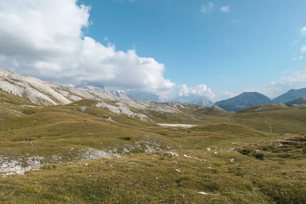 이탈리아의 테스에 고원의 파노라마같은 주위에 산들이 지역은 일부는 일부는 자갈로 — 스톡 사진