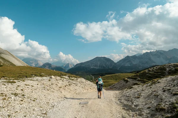 Žena Kráčející Náhorní Plošině Italských Dolomitech Vysoké Hory Kolem Plocha — Stock fotografie