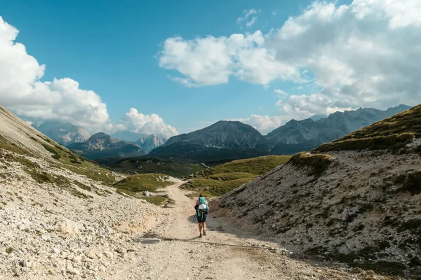 Woman Hiking High Plateau Italian Dolomites High Mountains Area Partially — Stock fotografie