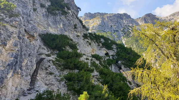 Närbild Branta Sluttningarna Italienska Dolomiter Backarna Steniga Delvis Täckta Med — Stockfoto