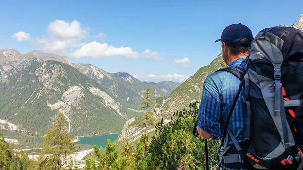 Man Big Hiking Backpack Enjoying Distant View Pragser Wildsee Lake — Stock fotografie