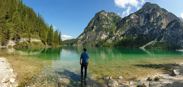 Homem Uma Pedra Margem Pragser Wildsee Lago Dolomitas Tirolesas Sul — Fotografia de Stock