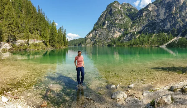 Uma Mulher Uma Pedra Margem Pragser Wildsee Lago Dolomitas Tirolesas — Fotografia de Stock