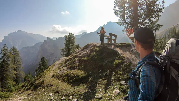Couple Hiking Italian Dolomites Man Taking Selfie While Waving Woman — Stock fotografie