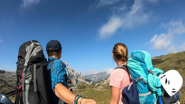 Casal Com Mochilas Caminhando Por Vale Dolomitas Italianas Homem Está — Fotografia de Stock