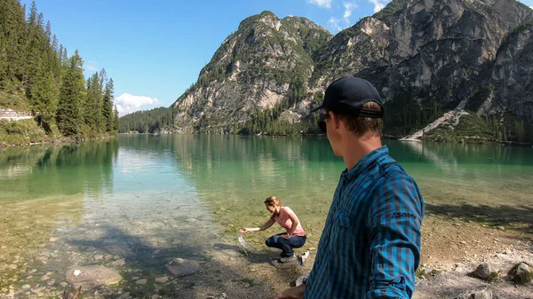 Casal Brincando Margem Pragser Wildsee Lago Sul Das Dolomitas Tirolesas — Fotografia de Stock