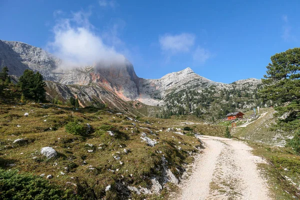 이탈리아의 미티스에 마을로 이어지는 오두막 날카로운 산들은 바위가 외딴곳 — 스톡 사진
