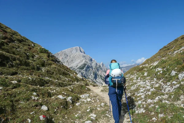 Žena Turistickým Batohem Úzké Stezce Vysokých Italských Dolomitách Strmý Ostrý — Stock fotografie
