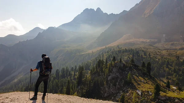 Man Big Hiking Backpack Standing Edge Mountain Admiring Panoramic View — Stock fotografie