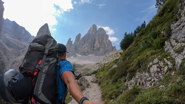 Man Big Backpack Taking Selfie While Hiking Narrow Pathway Italian — Stock fotografie
