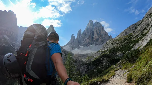 Man Big Backpack Taking Selfie While Hiking Narrow Pathway Italian — Stock fotografie