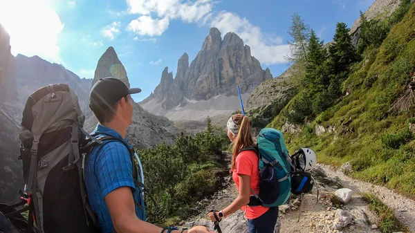 Couple Big Backpacks Taking Selfie While Hiking Narrow Pathway Italian — Stock fotografie