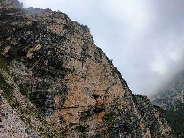 Närbild Massiv Hög Och Ödslig Bergvägg Italienska Dolomiter Väggen Har — Stockfoto