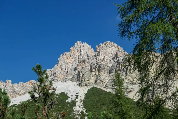 Vzdálený Pohled Vysokou Horu Italských Dolomitách Velmi Strmé Svahy Plné — Stock fotografie