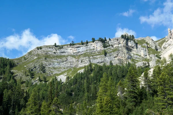 Vzdálený Pohled Vysokou Horu Italských Dolomitách Hora Charakteristické Geologické Linie — Stock fotografie