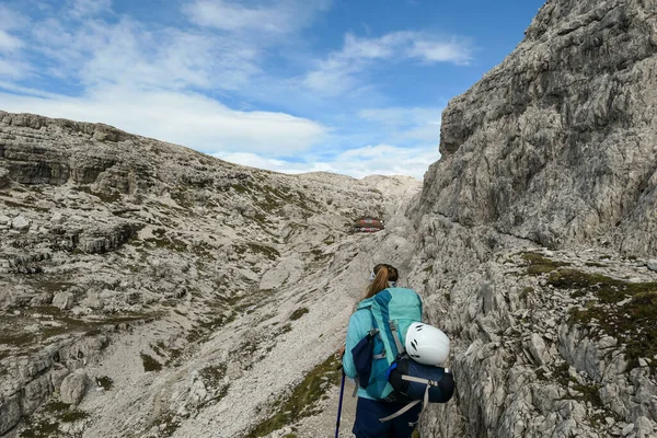 Žena Vysokém Pustém Pohoří Italských Dolomitách Cesta Velmi Úzká Strmá — Stock fotografie