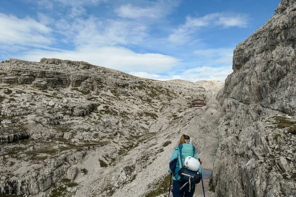 Žena Vysokém Pustém Pohoří Italských Dolomitách Cesta Velmi Úzká Strmá — Stock fotografie