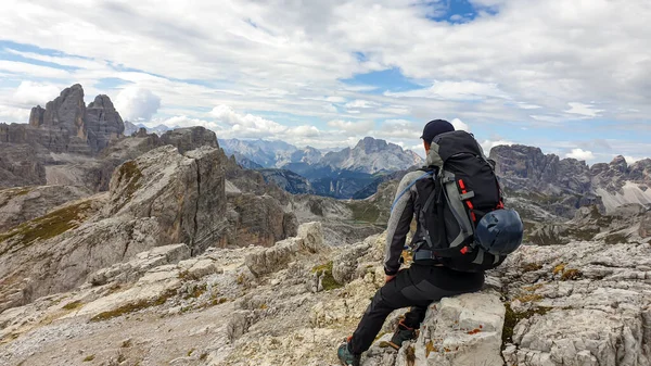 Man Hiking High Desolated Mountains Italian Dolomites Sits Big Boulder — Stock fotografie