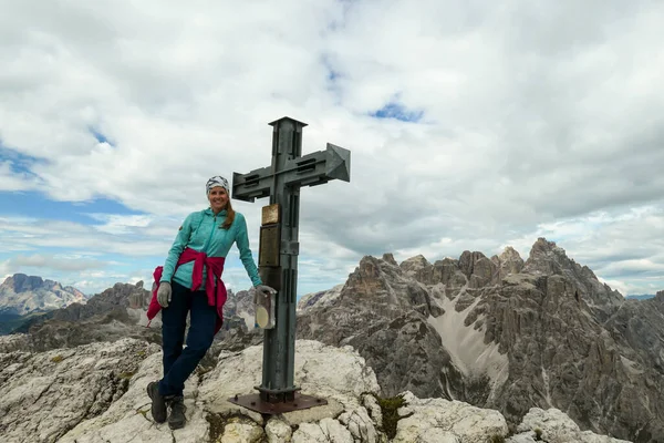 Woman Standing Next Wooden Cross High Desolated Mountain Peak Italian — Stock fotografie