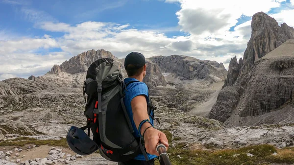 Muž Který Bere Selfie Túru Italských Dolomitách Velký Batoh Před — Stock fotografie