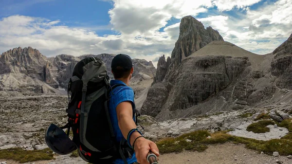 Man Taking Selfie While Hiking Italian Dolomites Has Big Backpack — Stock fotografie