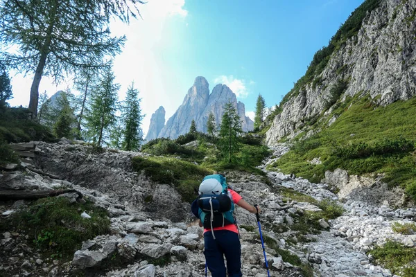 Woman Big Hiking Backpack Hiking High Italian Dolomites Many Sharp — Stock fotografie