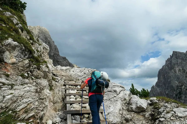 Woman Big Backpack Sticks Walking Wooden Stairs High Italian Dolomites — Stock fotografie