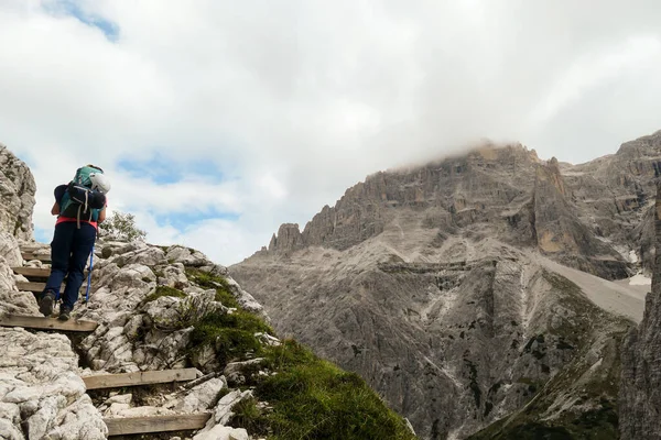 Žena Velkým Batohem Klacky Kráčí Dřevěných Schodech Vysokých Italských Dolomitech — Stock fotografie