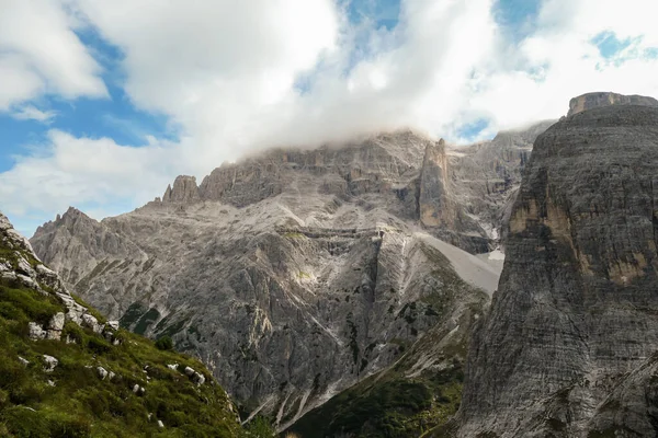 Panoramatický Výhled Italské Dolomity Existuje Mnoho Vysokých Ostrých Štítů Pokrytých — Stock fotografie