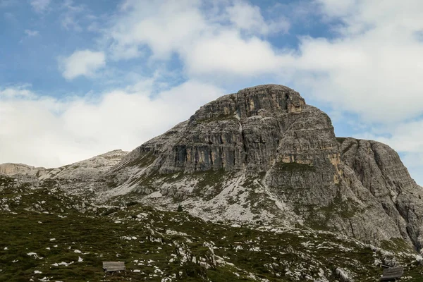 Pohled Zblízka Vysoký Pustý Horský Vrchol Italských Dolomitách Spodní Části — Stock fotografie