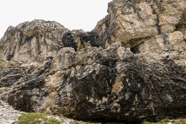 Närbild Massiv Hög Och Ödslig Bergvägg Italienska Dolomiter Väggen Har — Stockfoto