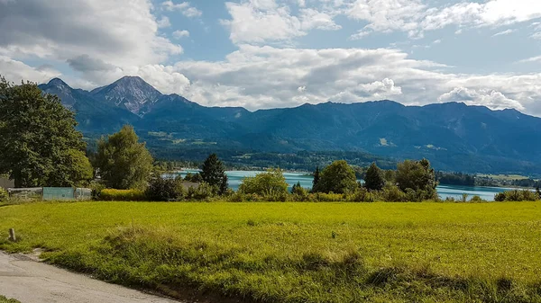 Distant View Faaker Lake Austrian Alps Lake Surrounded Small Buildings — Foto Stock
