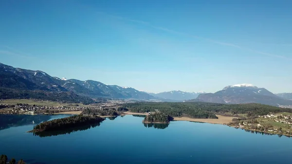 Drone Lago Faaker Nelle Alpi Austriache Lago Circondato Alte Montagne — Foto Stock
