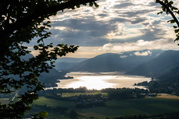 Una Vista Sul Lago Ossiacher Situato Tra Alte Vette Alpine — Foto Stock