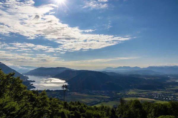 Una Vista Sul Lago Ossiacher Situato Tra Alte Vette Alpine — Foto Stock