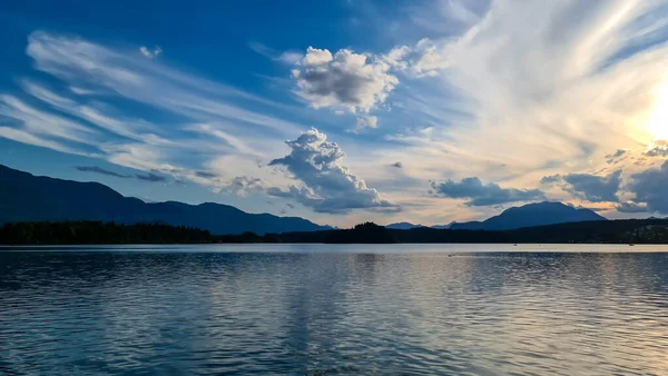 Una Vista Panoramica Sul Lago Faak Austria Lago Circondato Alte — Foto Stock
