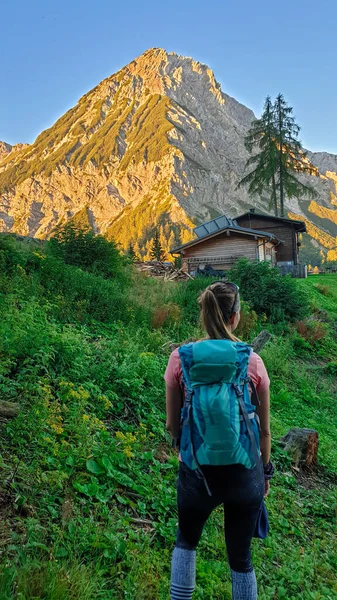 Woman Hiking Outfit Big Blue Backpack Watching First Sunbeams Reaching — Stock fotografie