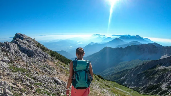 Woman Big Backpack Hiking Steep Pathway Metal Cross Panoramic View — Stock fotografie