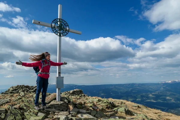 Woman Pink Jacket Standing Metal Cross Top Ameringkogel Austrian Alps — Stock fotografie